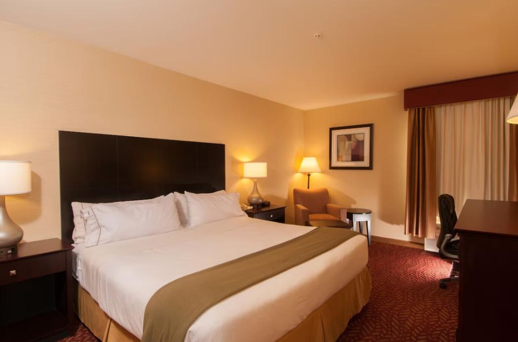 Holiday Inn Express Vernon - Manchester