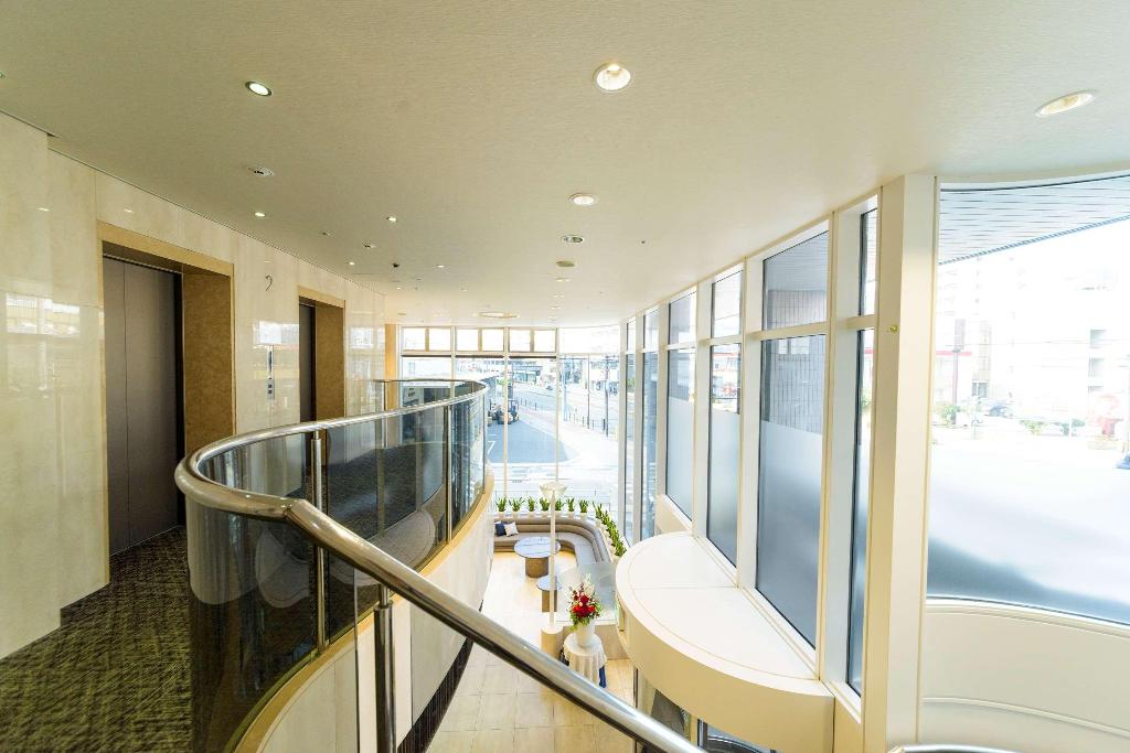 SureStay Plus by Best Western Shin-Osaka - Lobby
