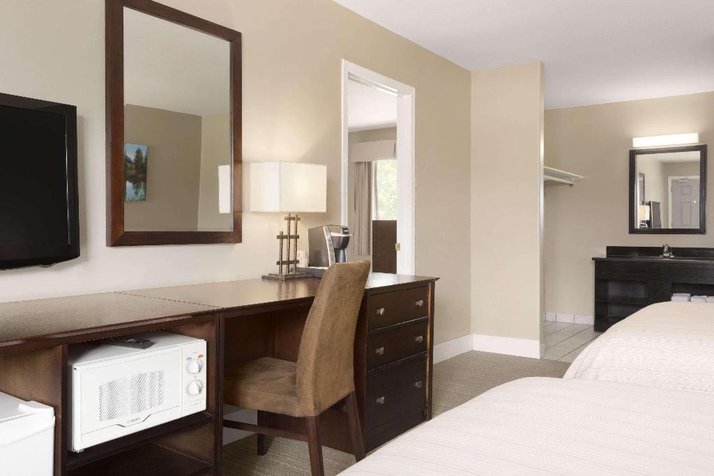 Days Inn by Wyndham Golden