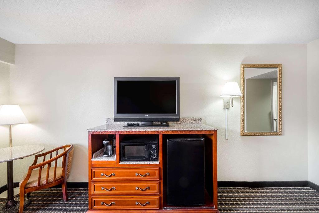 Super 8 by Wyndham Dandridge
