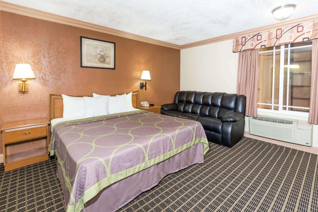 Super 8 by Wyndham Azusa