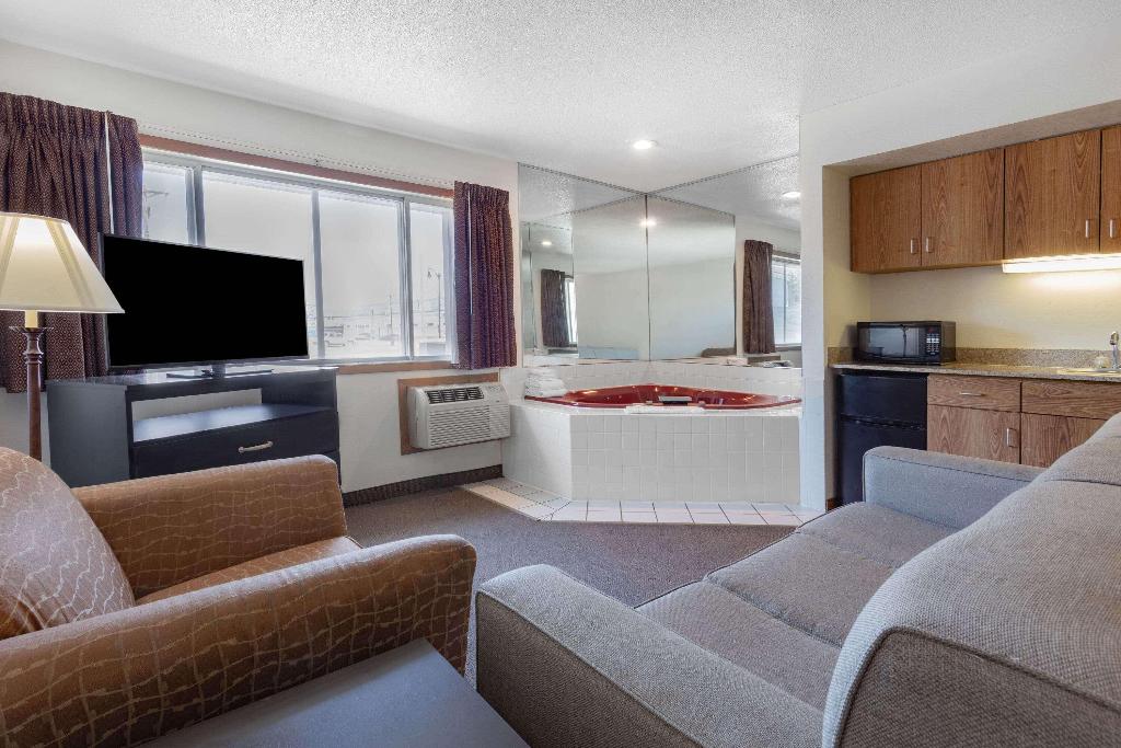 Super 8 by Wyndham La Crosse