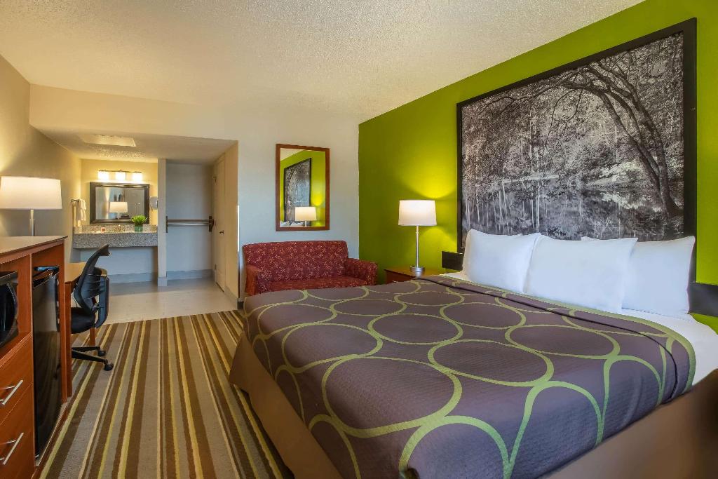 Super 8 by Wyndham Lake City