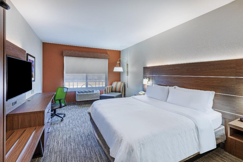 Holiday Inn Express Hotel & Suites Pryor