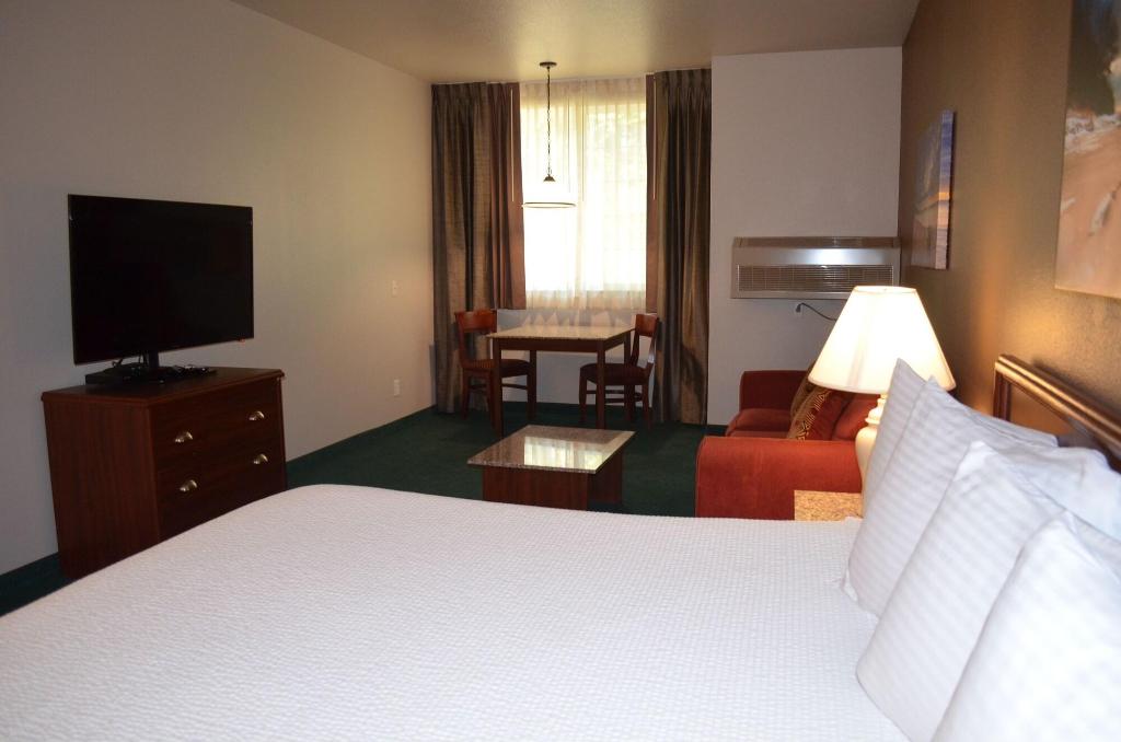 The Ashley Inn & Suites
