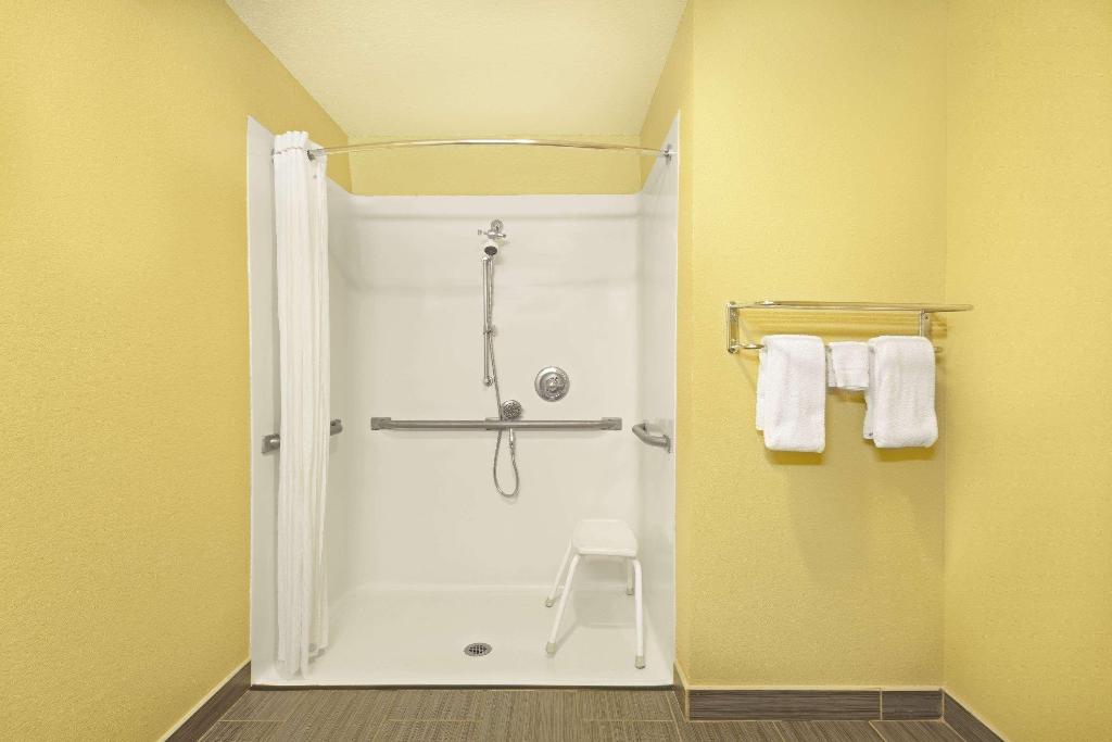 Super 8 by Wyndham Covington