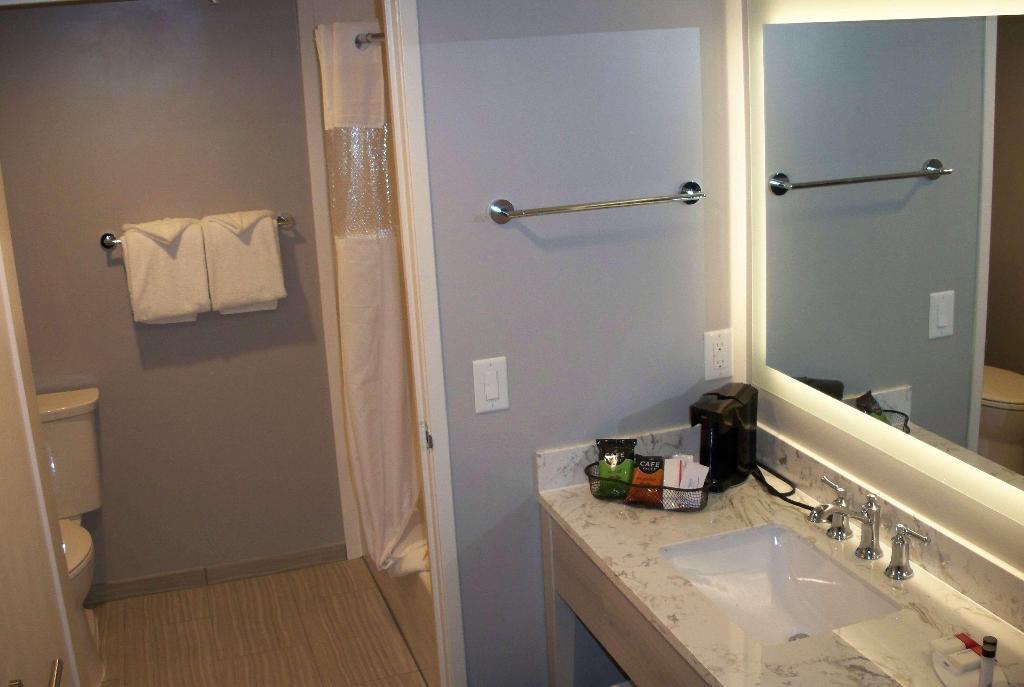 Ramada by Wyndham Burbank Airport