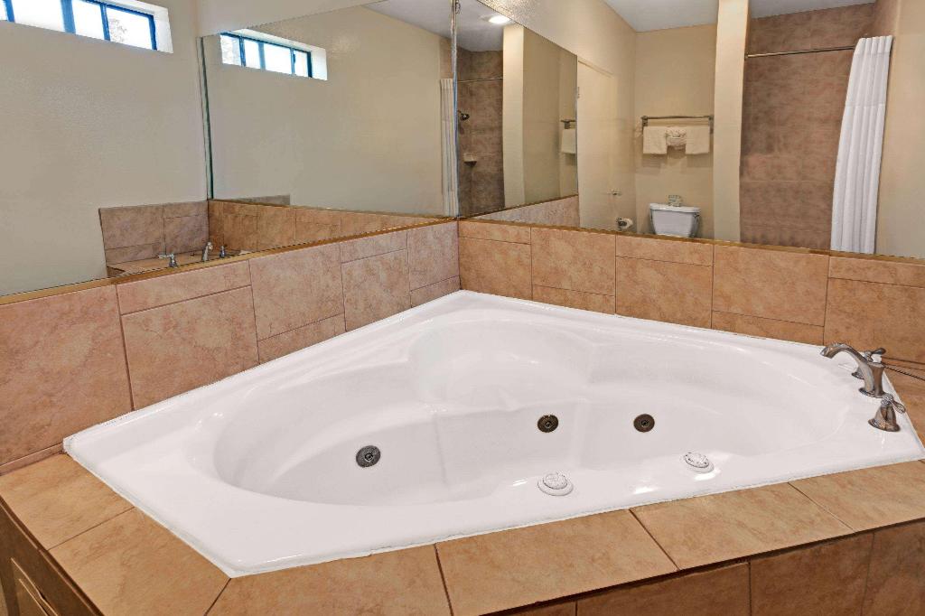 Travelodge by Wyndham Pasadena Central