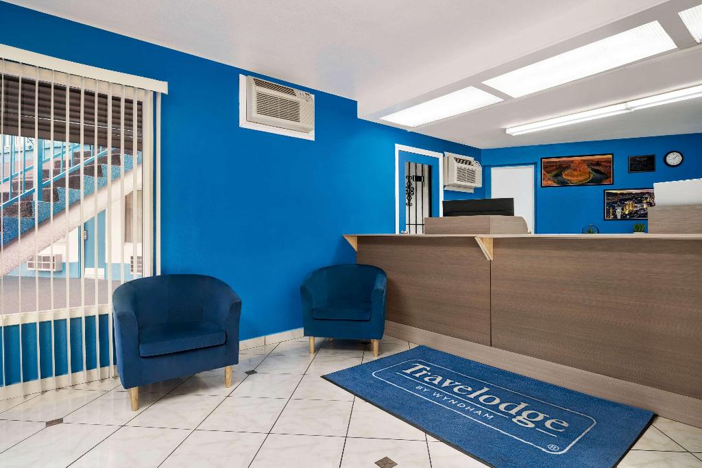 Travelsuites Inn - Lobby