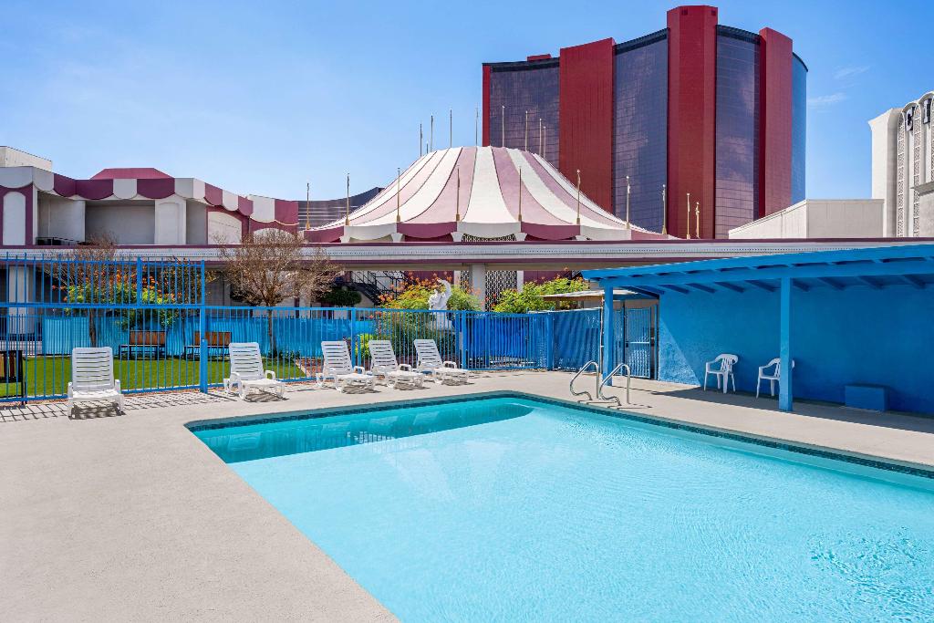 Travelsuites Inn - Pool