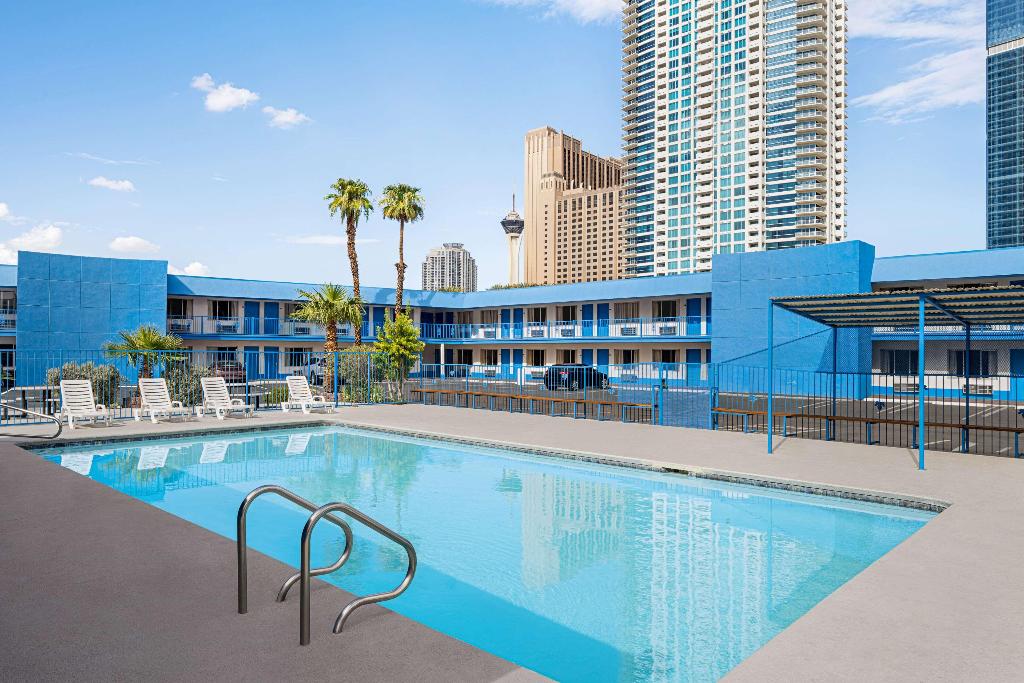 Travelsuites Inn - Pool