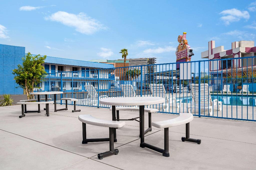 Travelsuites Inn - Pool