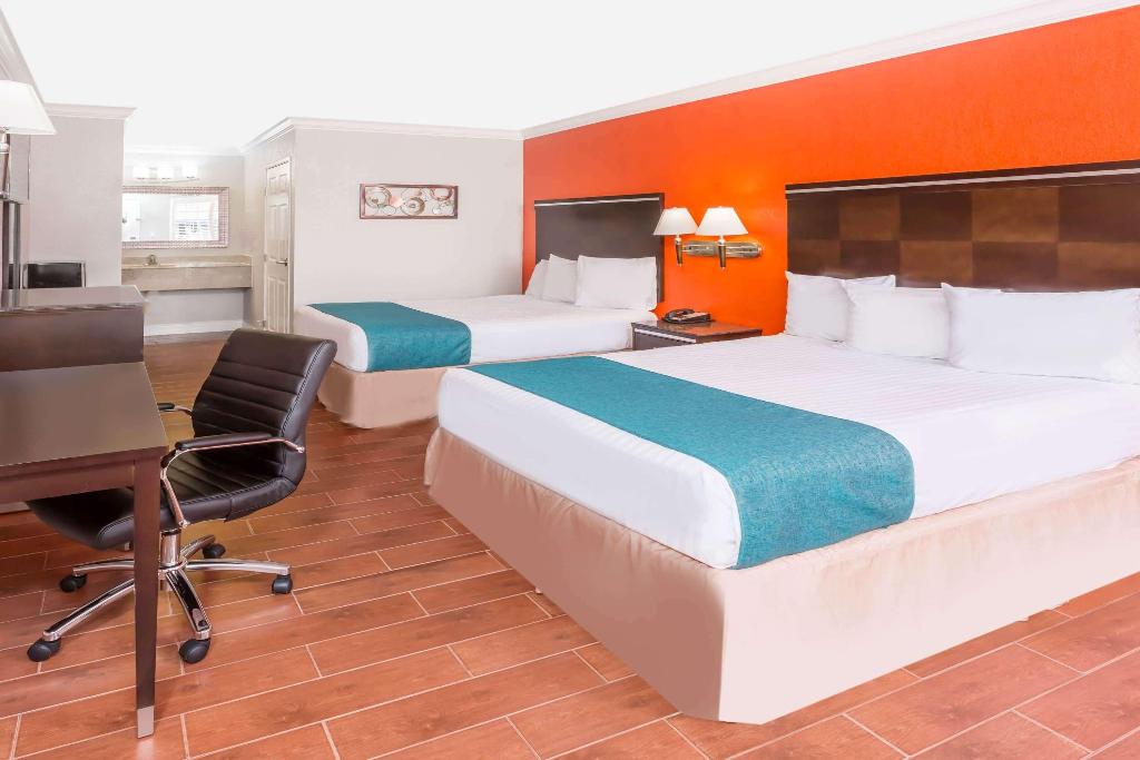 Howard Johnson Hotel & Suites by Wyndham Orange