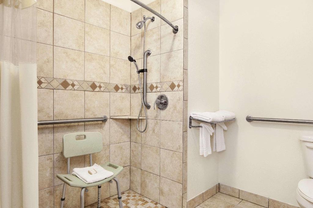 Howard Johnson by Wyndham Lubbock TX