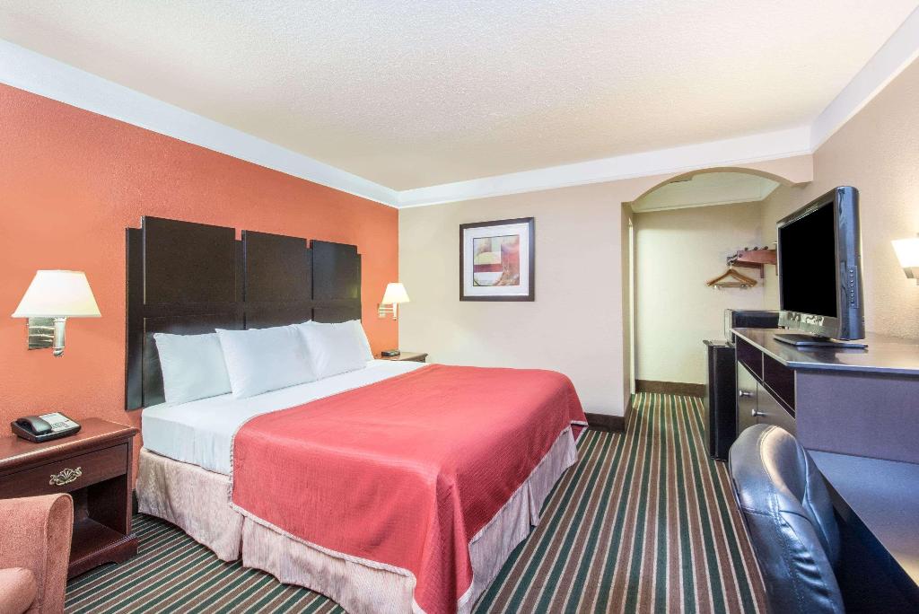 Howard Johnson by Wyndham Historic Lake Charles