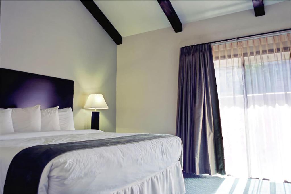 Cannery Row Inn