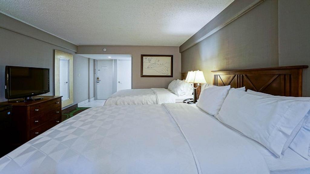 Holiday Inn Manhattan at The Campus