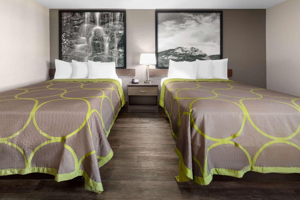 Super 8 by Wyndham Fairmont