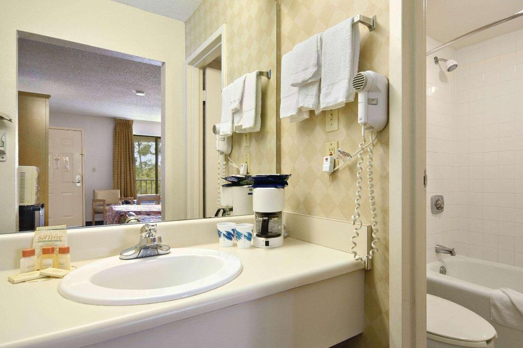 Days Inn & Suites by Wyndham Mobile