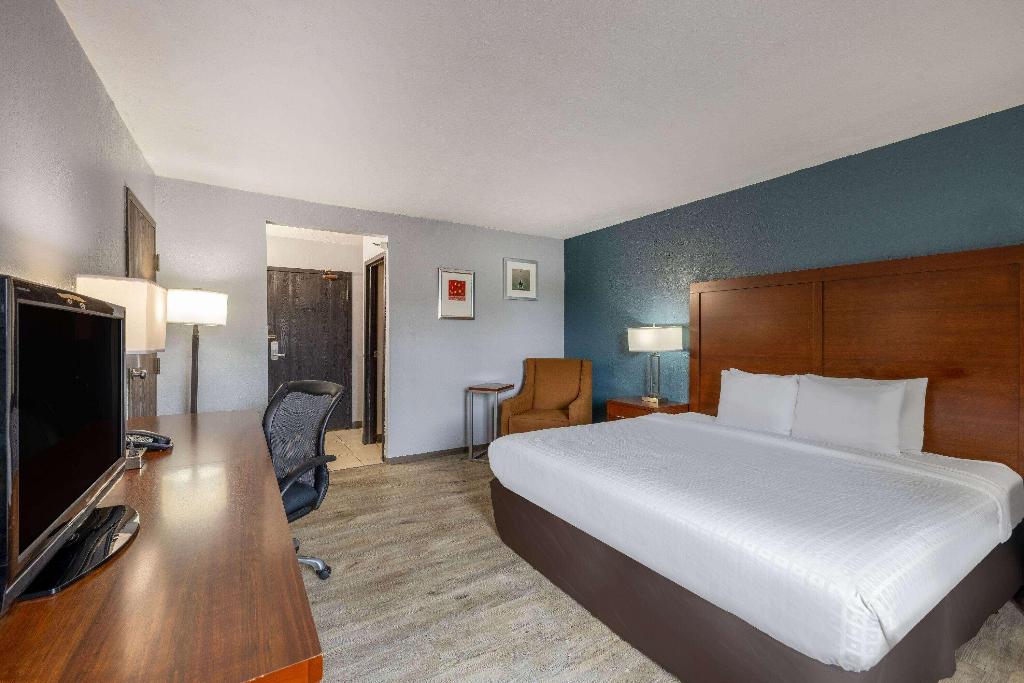 Travelodge by Wyndham Brooklyn Center