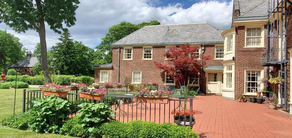 Montague Inn