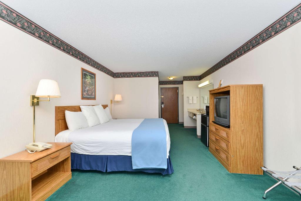 Americas Best Value Inn - Tahquamenon Country
