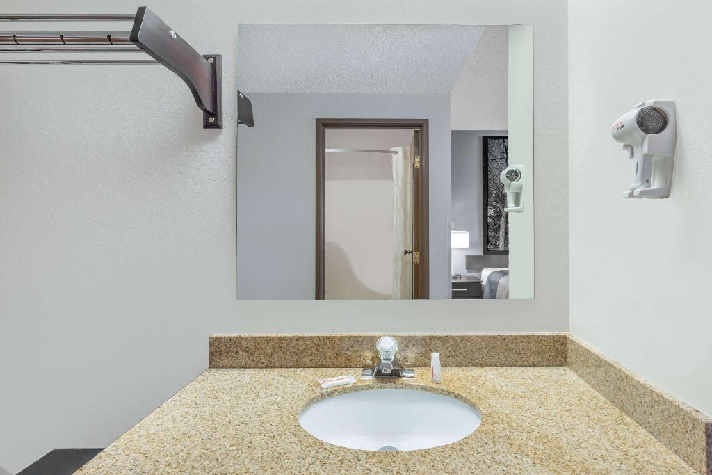 Super 8 by Wyndham Madison South