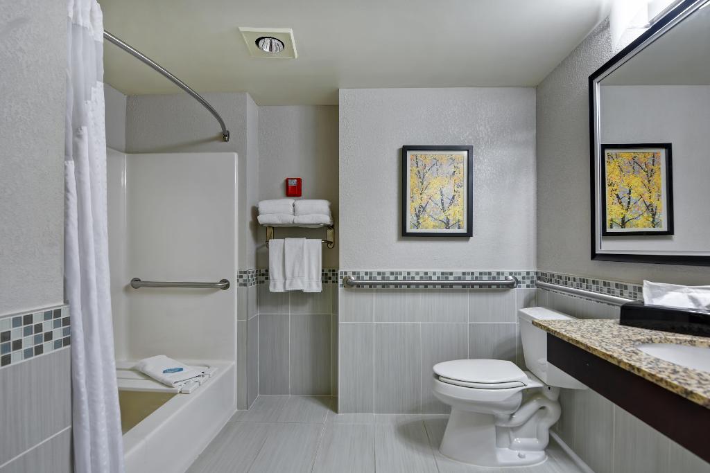 Holiday Inn Express & Suites Milwaukee-New Berlin
