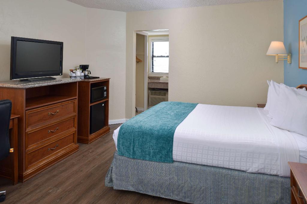 Edgewater Inn & Suites