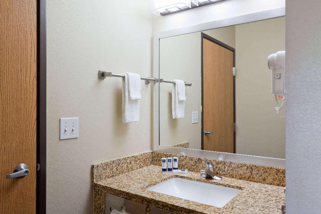AmericInn by Wyndham Shakopee Near Canterbury Park
