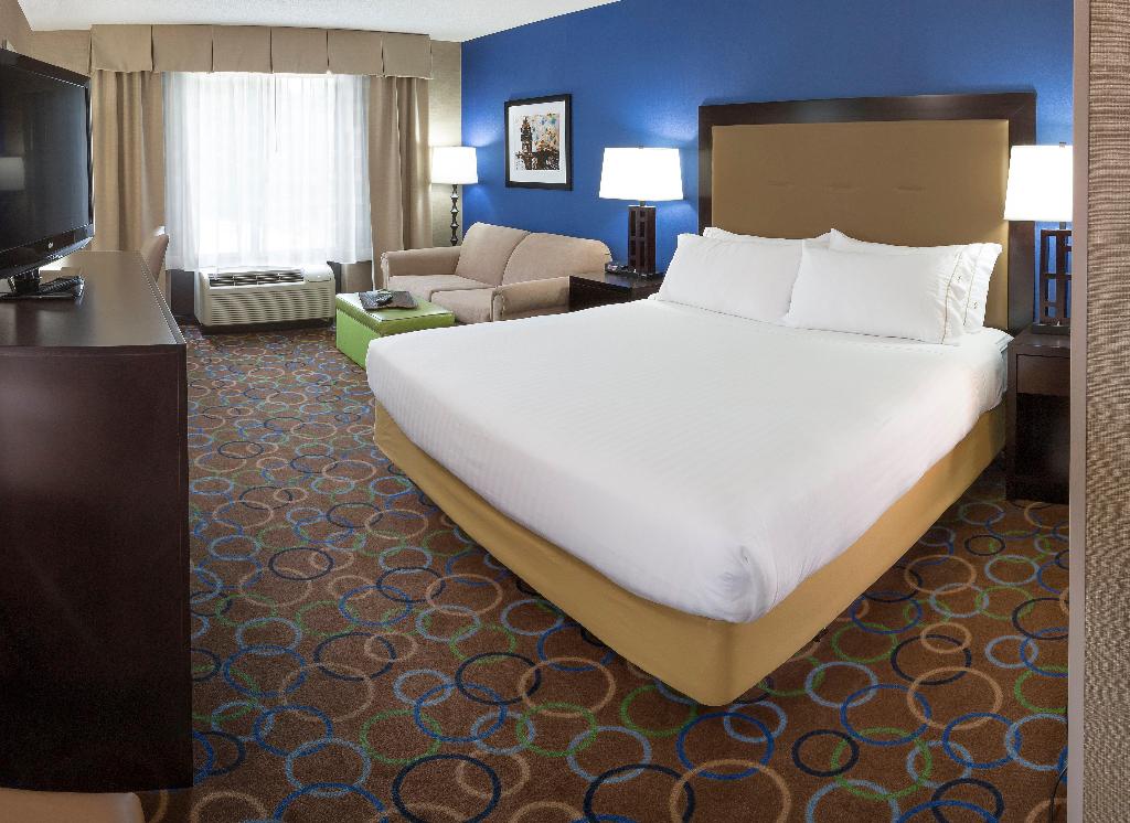Holiday Inn Express & Suites Manchester-Airport