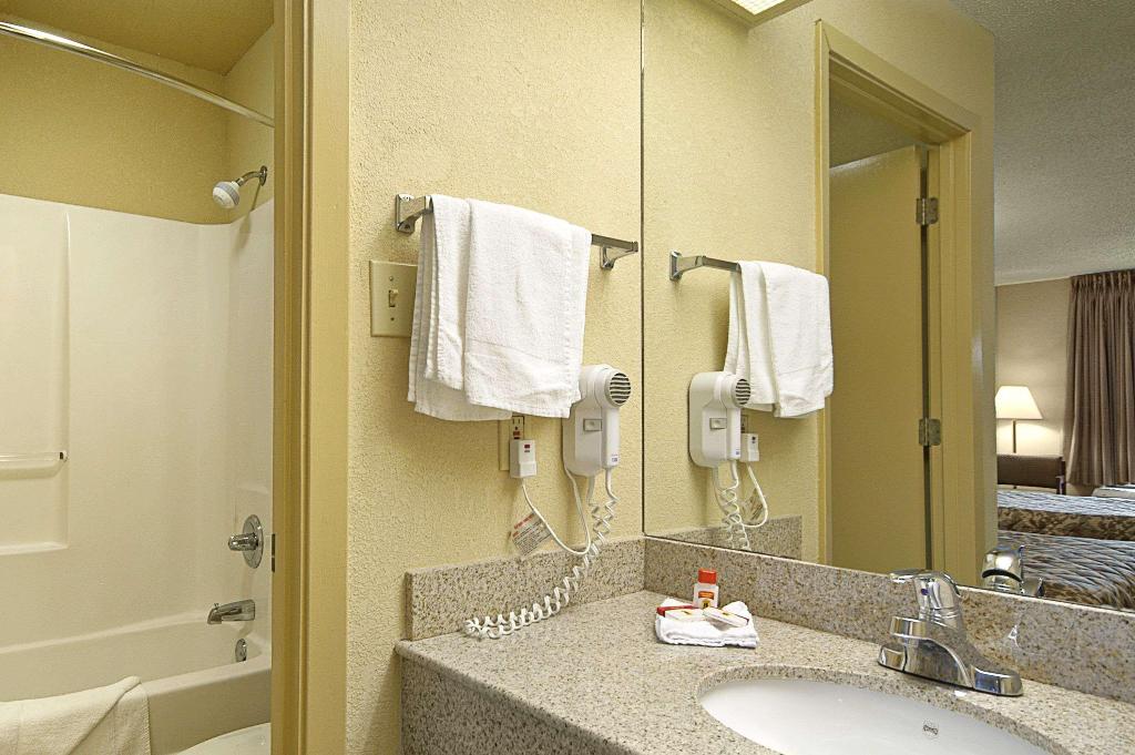 Super 8 by Wyndham Mobile/Tillmans Corner
