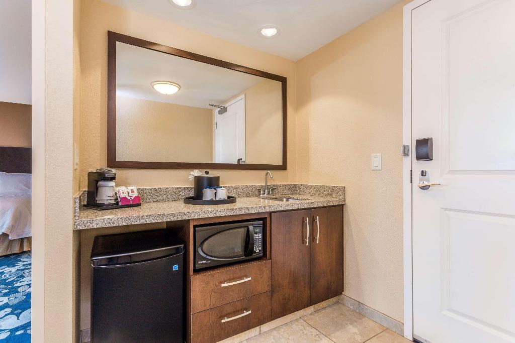 Hampton Inn & Suites Madison / Downtown