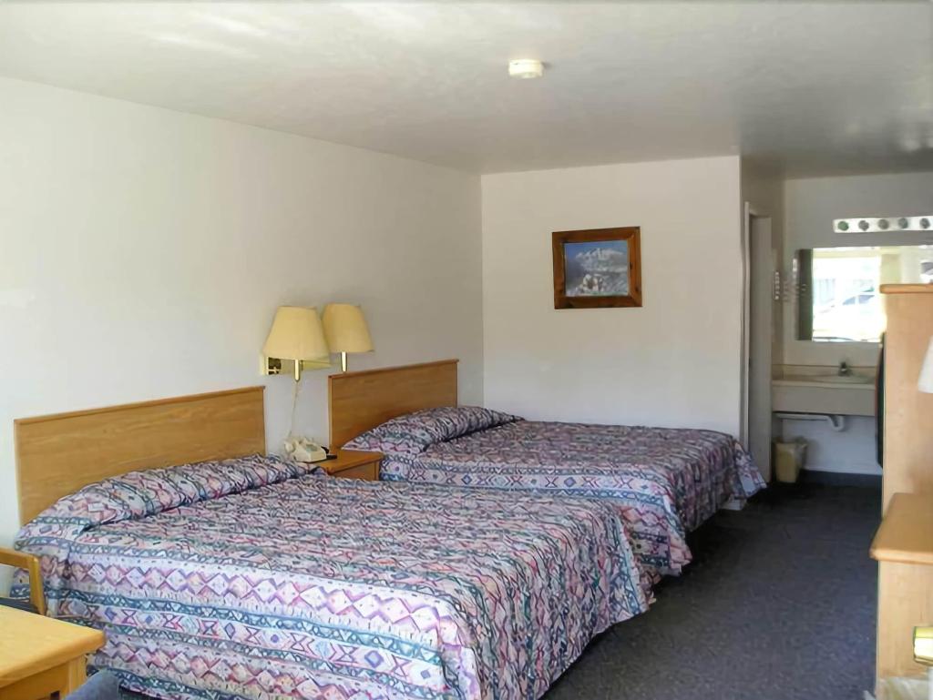 Dude/Roundup Motel