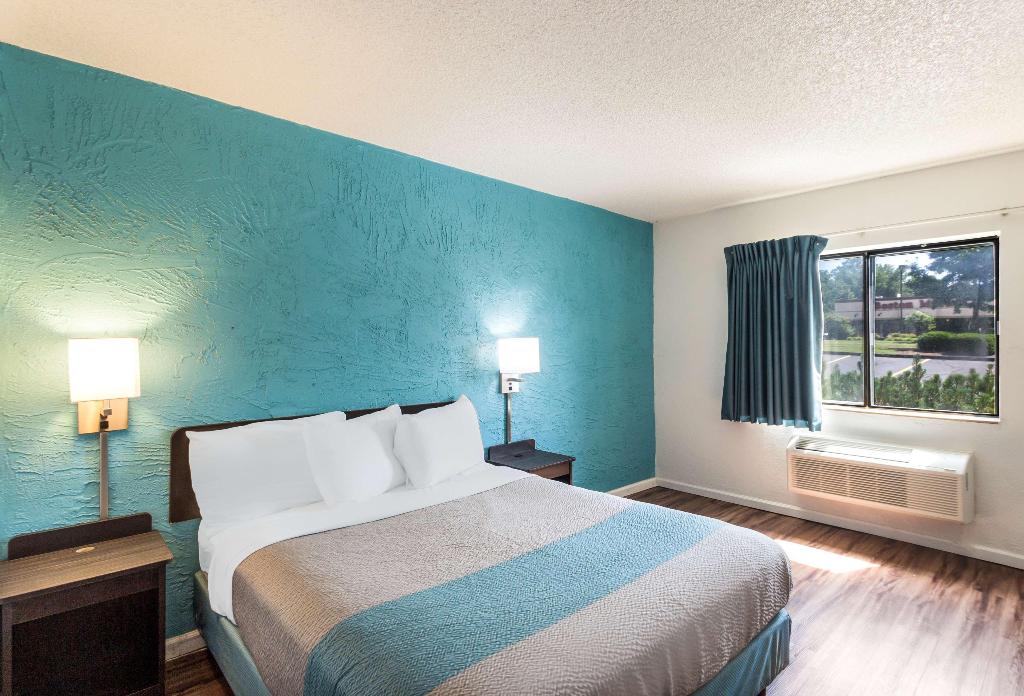 Motel 6 Glendale WI