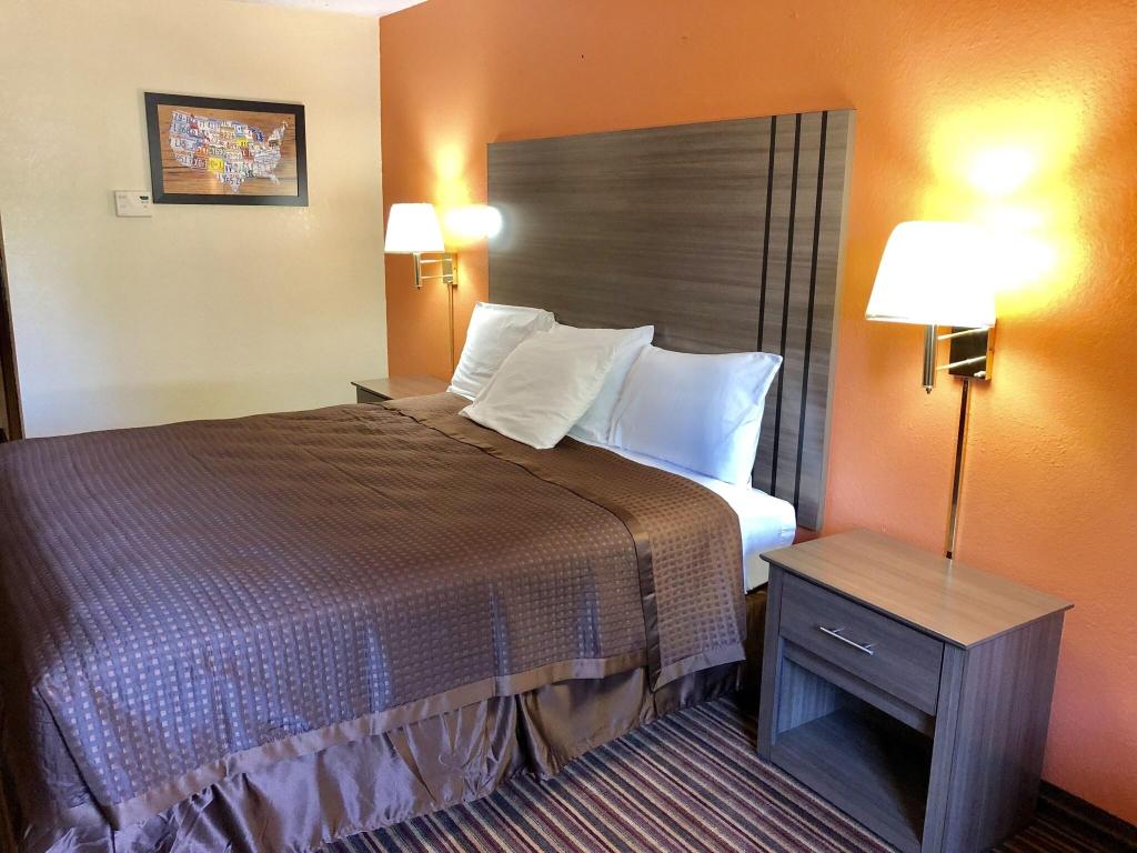 Econo Lodge Inn & Suites