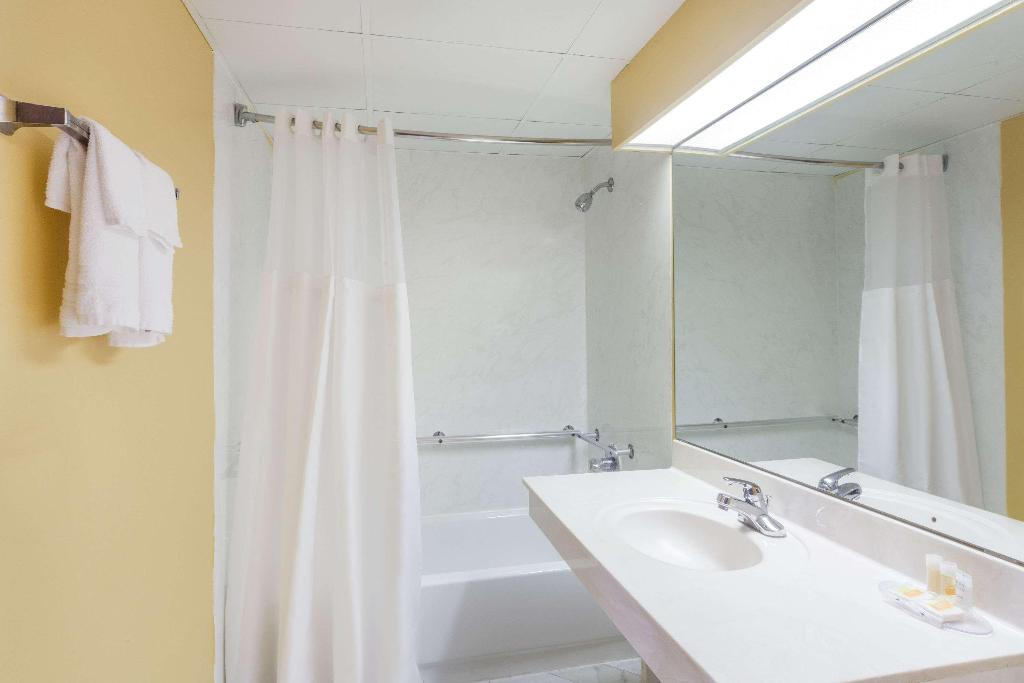 Days Inn by Wyndham BNA St Thomas W Hosp