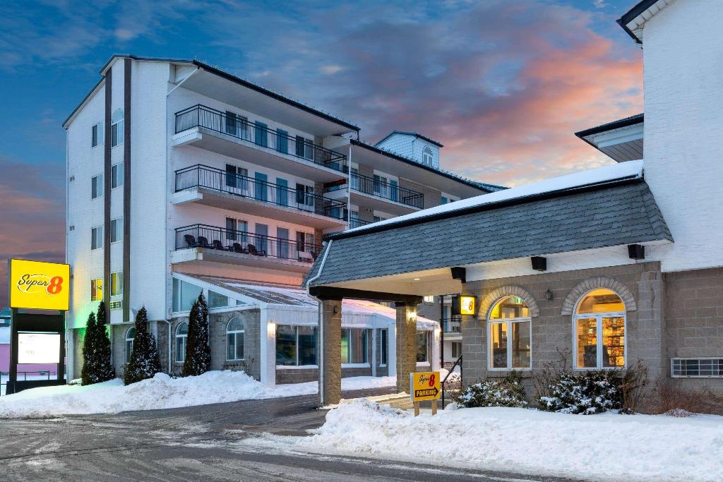 Super 8 By Wyndham Niagara Falls By The Falls