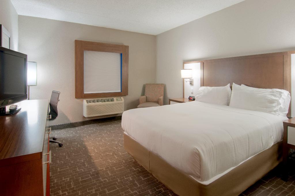 Holiday Inn Express & Suites Nashville I-40 & I- 2