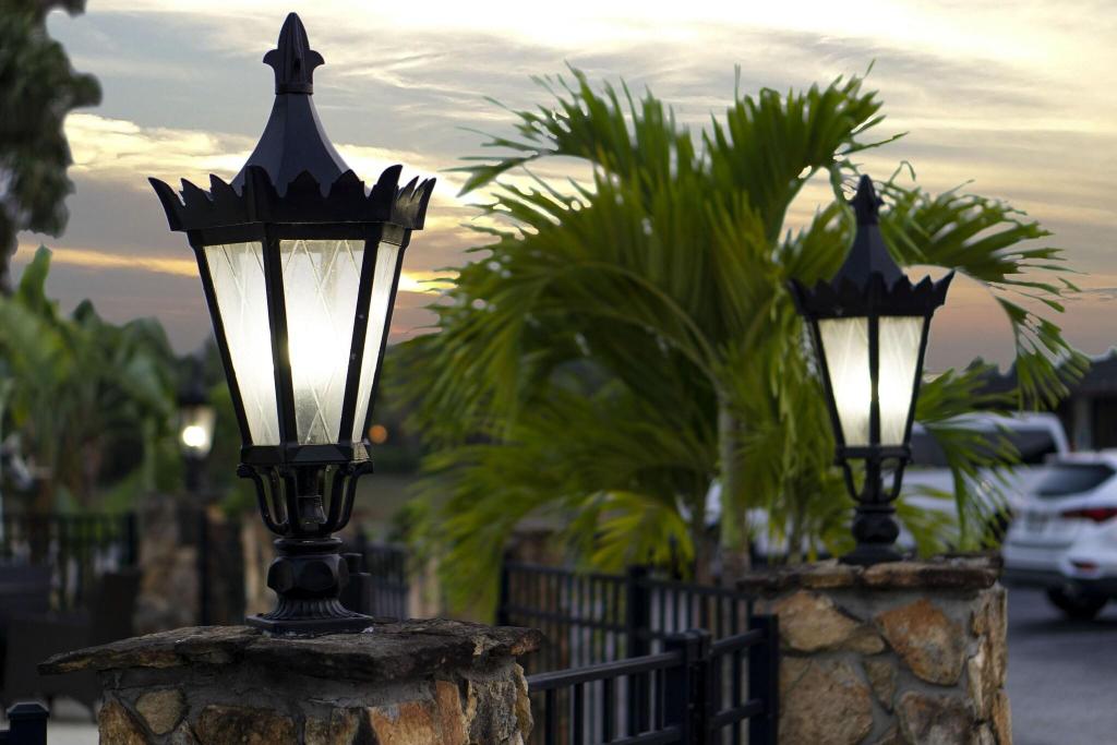 Spinnaker Inn of Naples