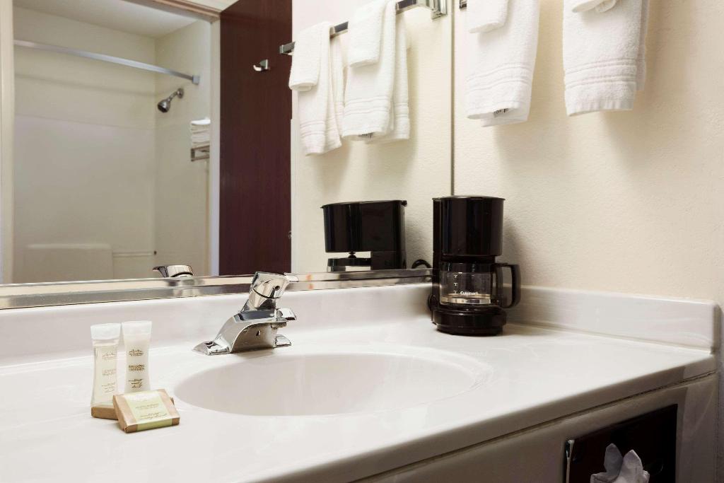 Super 8 By Wyndham Aurora/Naperville Area