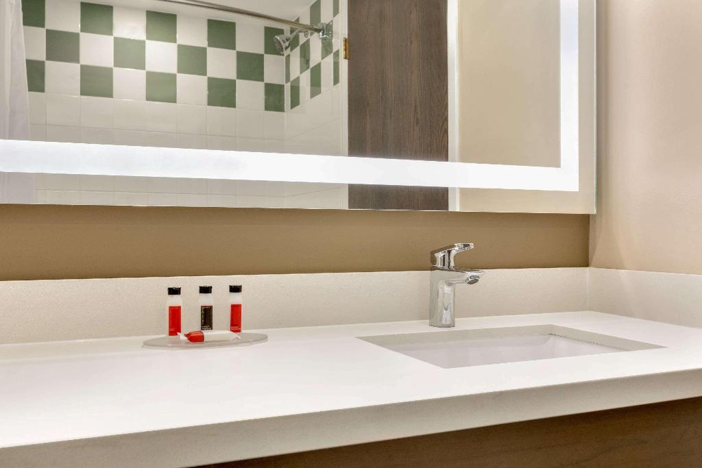 Super 8 by Wyndham Ajax Toronto