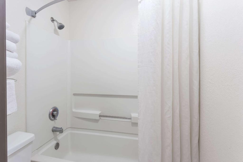 Super 8 By Wyndham Woodstock