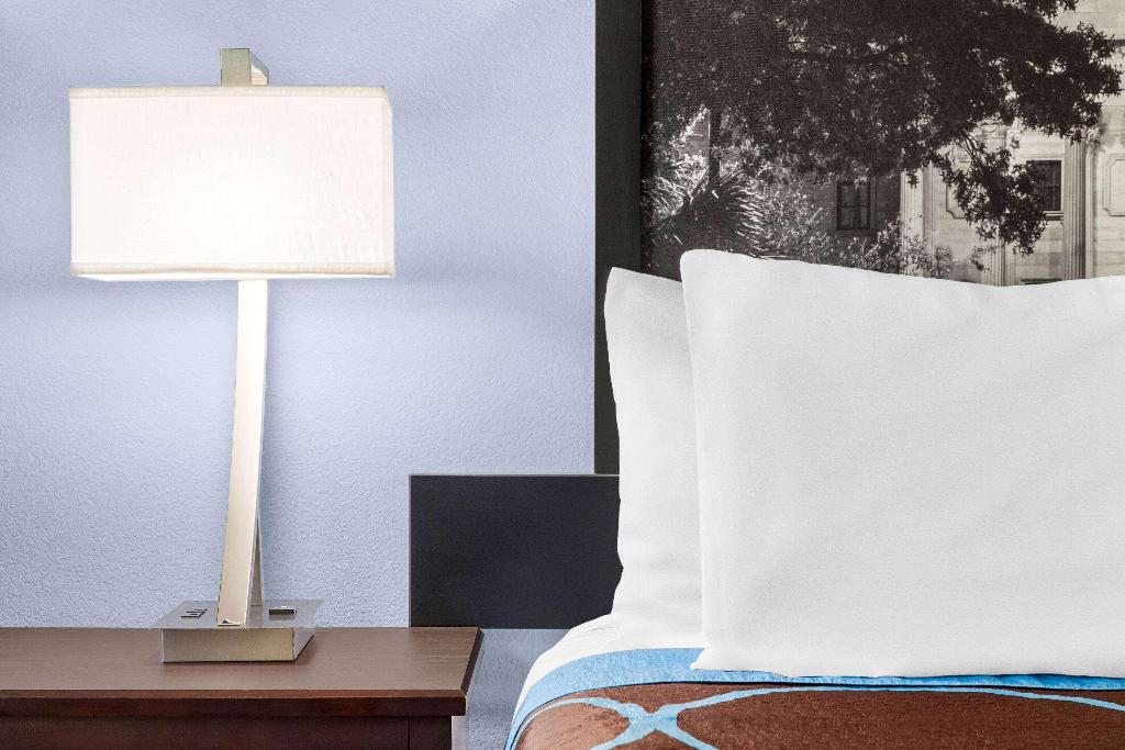 Super 8 By Wyndham Lenexa Overland Park Area