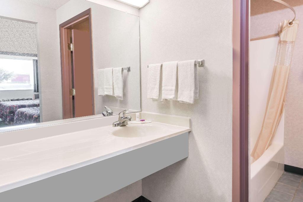 Knights Inn Ottawa