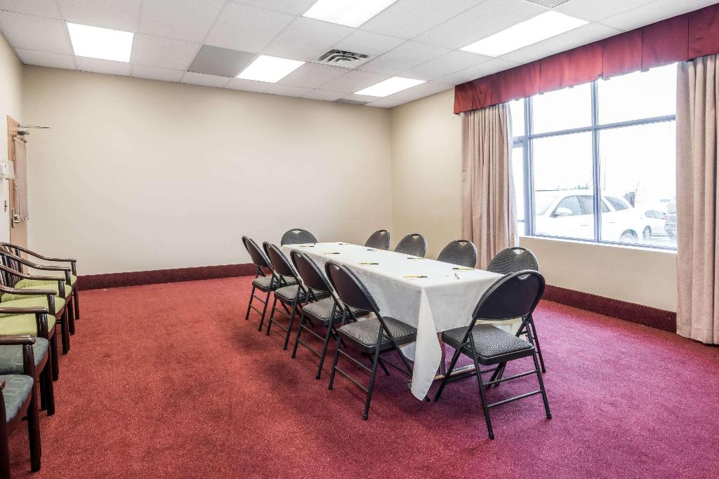 Super 8 by Wyndham Mississauga photo 23
