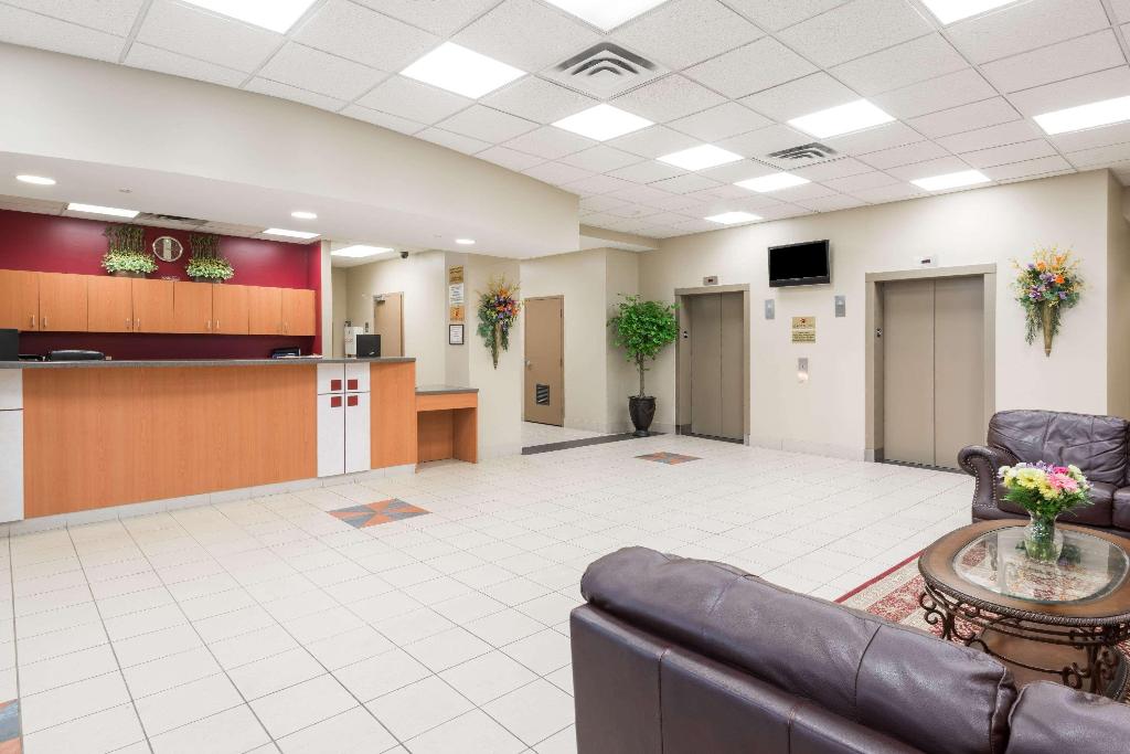 Super 8 by Wyndham Mississauga photo 19