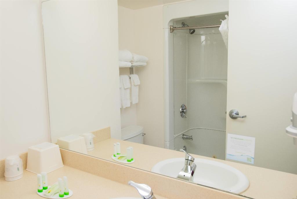 Super 8 by Wyndham Mississauga photo 25
