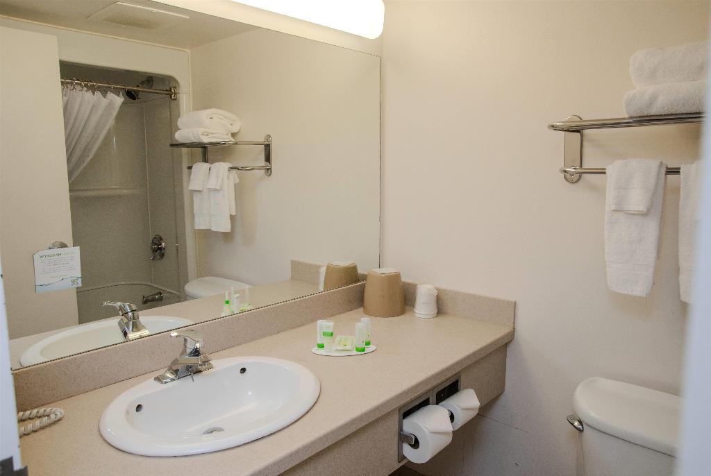 Super 8 by Wyndham Mississauga photo 34