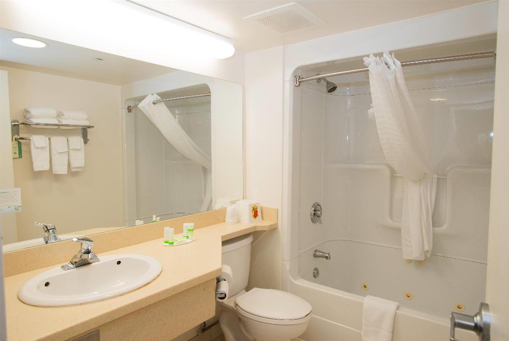 Super 8 by Wyndham Mississauga photo 16